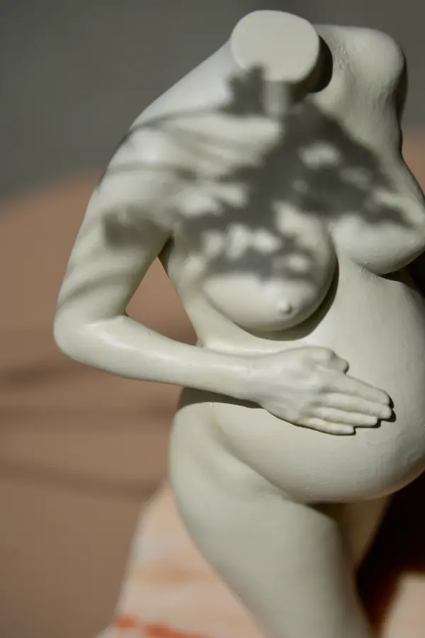 Beige zwangerschapsbeeldje in Arte-Lumina