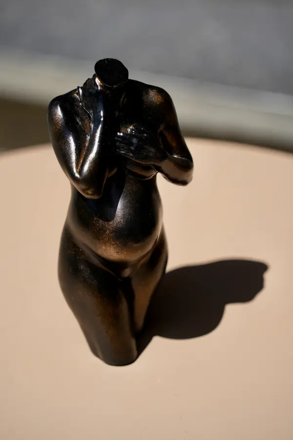 Arte-Lumina zwangerschapsbeeldje in donkere bronslook in de zon