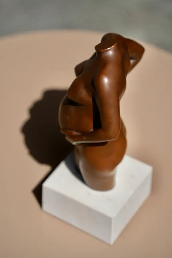 Zwangerschapsbeeldje in Atelier-Bronze, zijaanzicht
